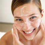 Bật mí cách làm giảm mụn đầu đen với 6 bước massage da mặt