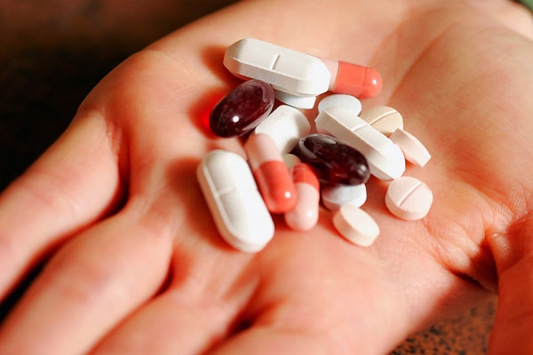 Uống thuốc kháng sinh trị mụn lâu dài có ảnh hưởng gì không?